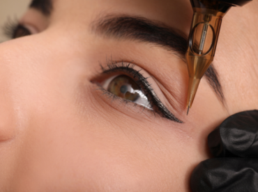 olho humano com agulha de tatuagem para ilustrar artigo sobre os perigos da tatuagem ocular